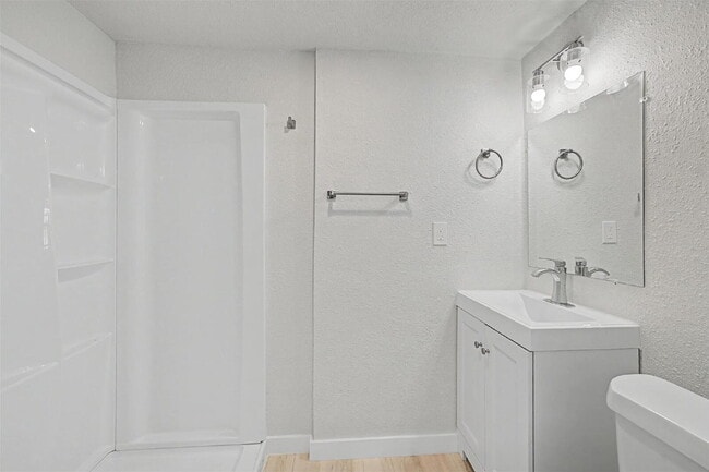 Building Photo - Fully renovated 1 bed, 1 bath apartments - Utilities Included