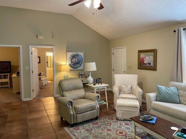 Building Photo - 2 BR 2 BA Fenced Yard