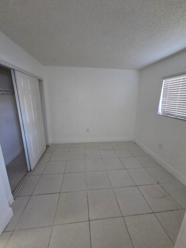 Building Photo - 2460 W 56th St