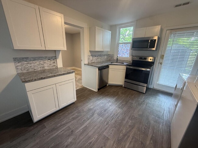 Building Photo - 2 bedroom, 1 bathroom House deep in the heart of the Highlands.