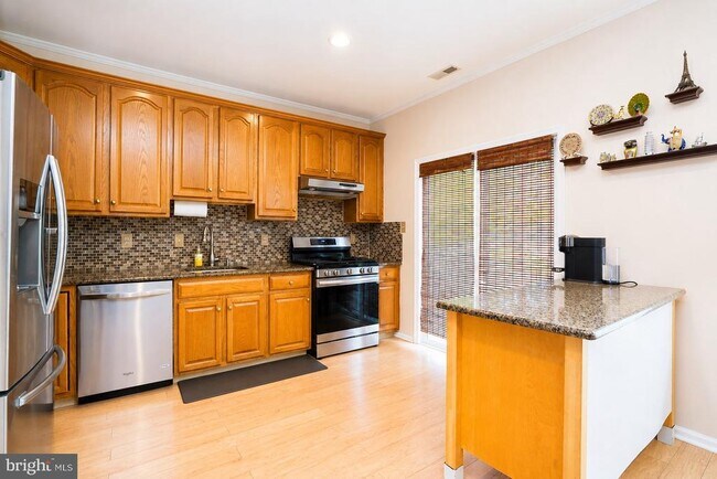 Building Photo - 704 Dahlia Cir