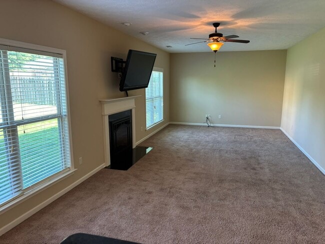 Building Photo - Gorgeous 4 Bedroom 2 1/2 Bath in Fortson Ga .