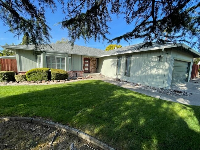 Building Photo - Spacious three bedroom home in desirable Windsor neighborhood!