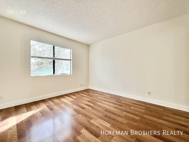Building Photo - 5915 Woodman Ave