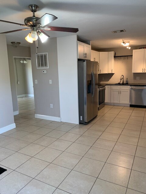 Building Photo - St Petersburg, Two beds/1 bath, laundry  and Yard.