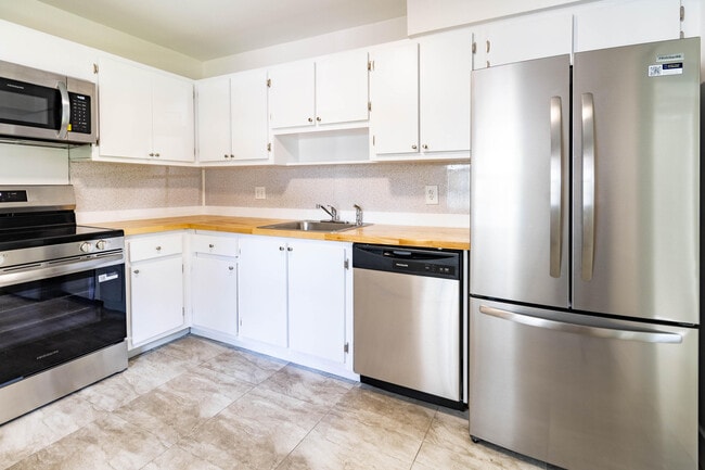 Building Photo - 4007 N Cypress Dr