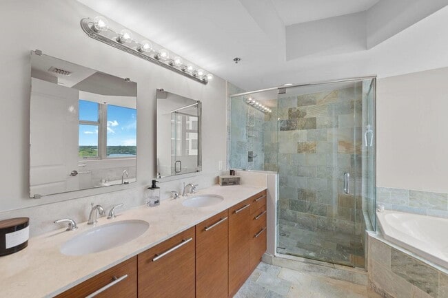 Building Photo - 2641 N Flamingo Rd