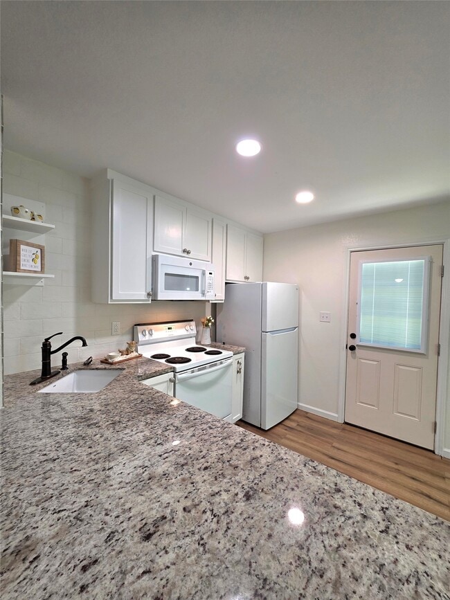 Building Photo - 5422 Pine Ave