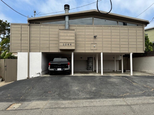 Primary Photo - 1044 Pacific St