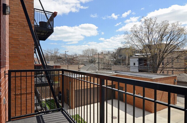 Building Photo - 2147 W Evergreen Ave