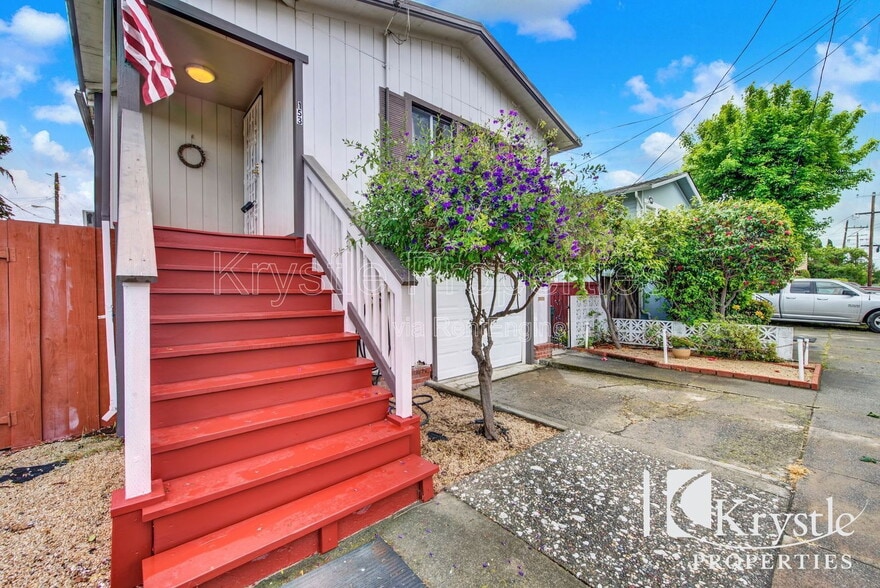 Building Photo - 153 Vaqueros Ave