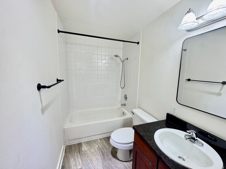 Building Photo - Redmond Townhouse