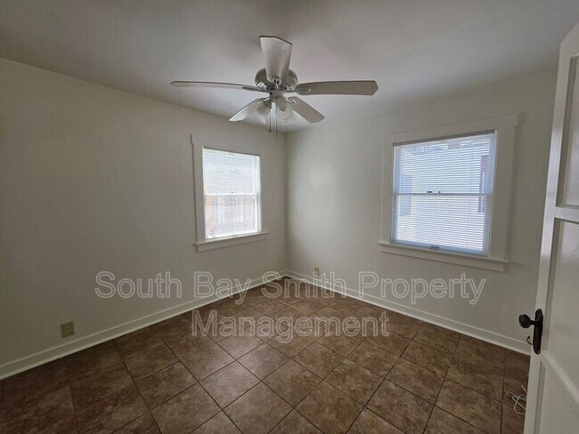 Building Photo - 57 7th Ct