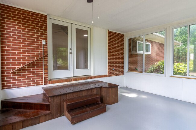Building Photo - 3003 Stratford Dr