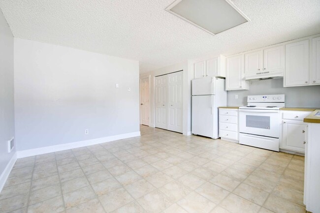 Building Photo - Affordable Two Bed w/ Garage in heart of Bend