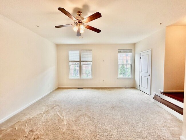 Building Photo - Welcome to the desirable Howard Square