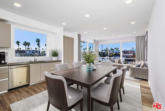 Building Photo - 453 S Kenmore Ave