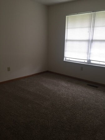 Building Photo - 760 Village Dr