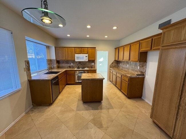 Building Photo - 4 bed 3 full bath house with 3 car garage in Corona for lease