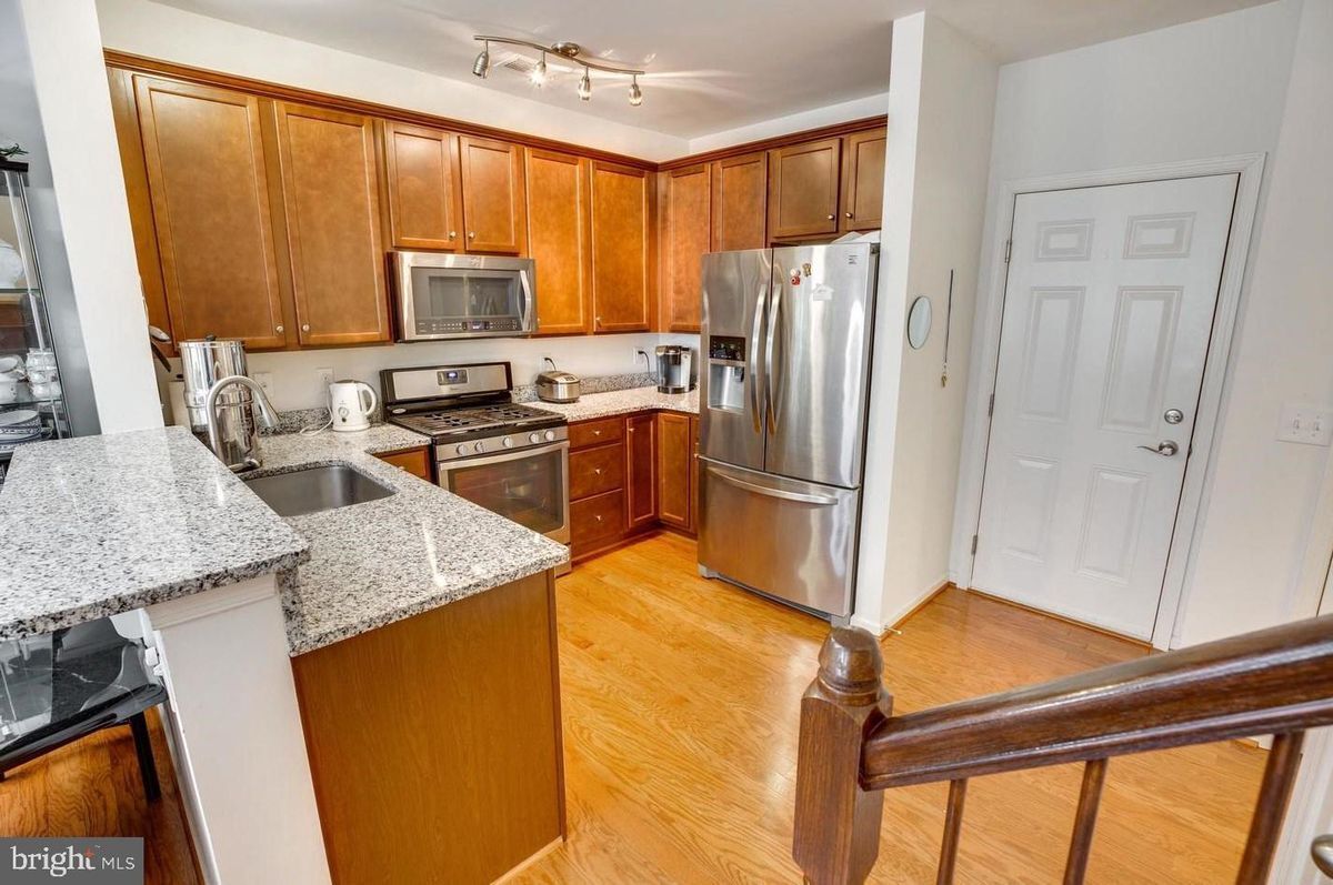 Building Photo - 3009 Chesapeake Dr