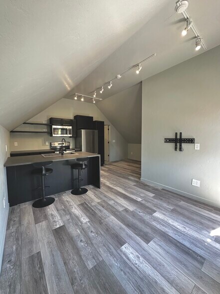 kitchen/bar - 1413 Wabash Ave