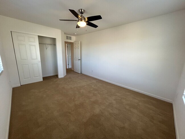 Building Photo - Beautiful 5-bedroom House in the Saddle Rock Area