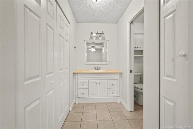 Building Photo - 517 SW College Park Rd