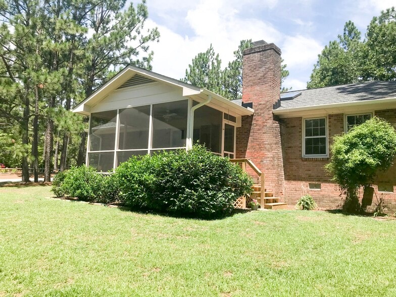 Building Photo - 300 Selkirk Trail