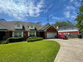 Building Photo - Large 3/2 with Fenced in Yard!
