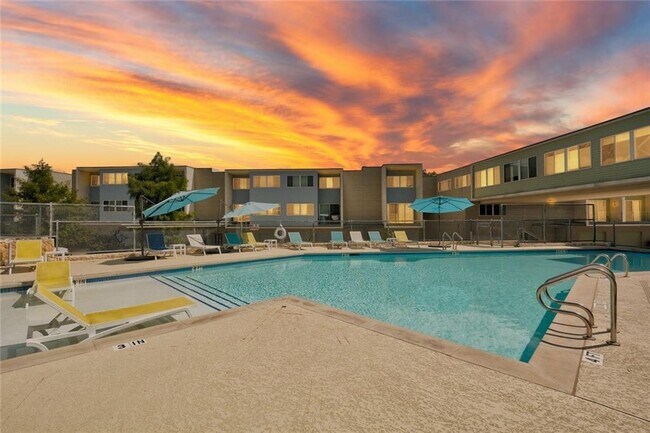 Building Photo - 604 N Bluff Dr