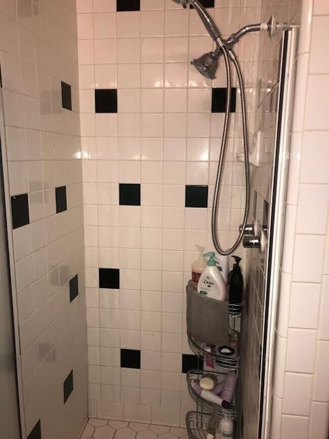 Building Photo - Pre leasing for fall 2026! 3/3 in Medical District!