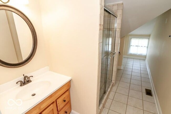 Building Photo - Sweet Spacious Townhome With Finished Base...