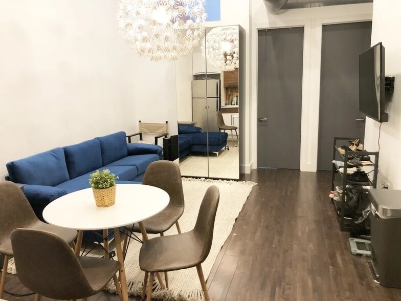 Building Photo - Furnished room/NOT APARTMENT