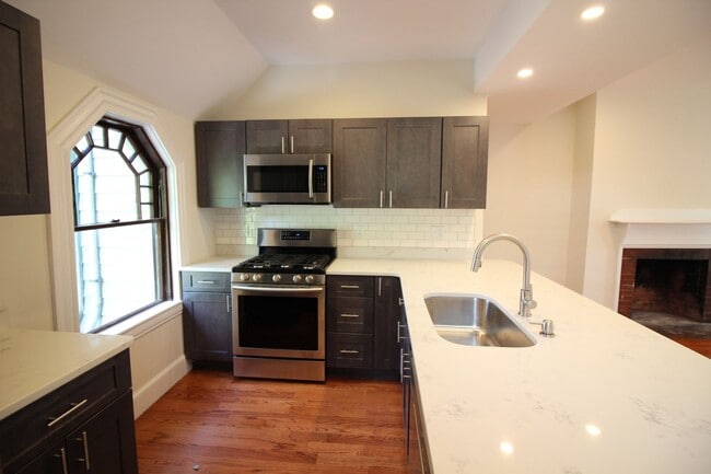 Building Photo - 2-65 Beech Glen