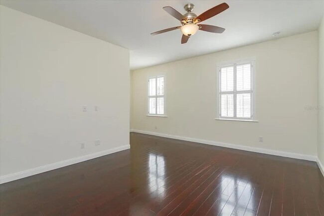 Second bedroom with bathroom en suite - 8438 Gilford Ln