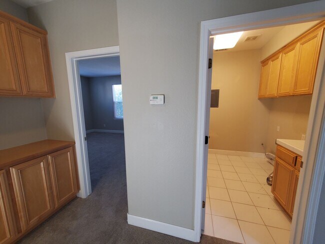 Building Photo - STUNNING SPACIOUS 5 BEDROOM HOME IN CONCOR...