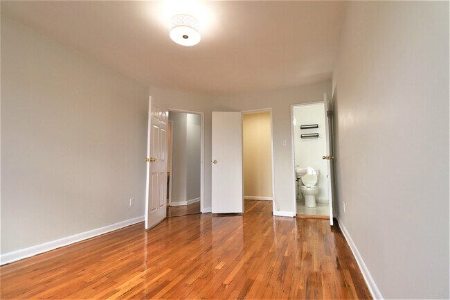 Building Photo - 718 E 84th St