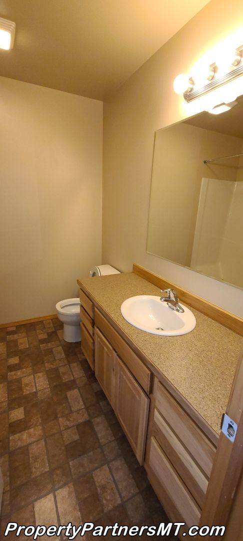 Building Photo - Very Nice 3 Bed 2.5 Bath Town house in River Rock Subdivision!