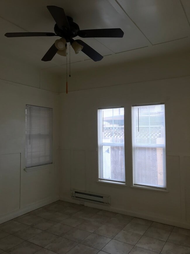 Building Photo - Cute house!