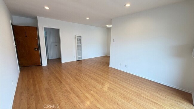 Building Photo - 919 N Orange Grove Ave