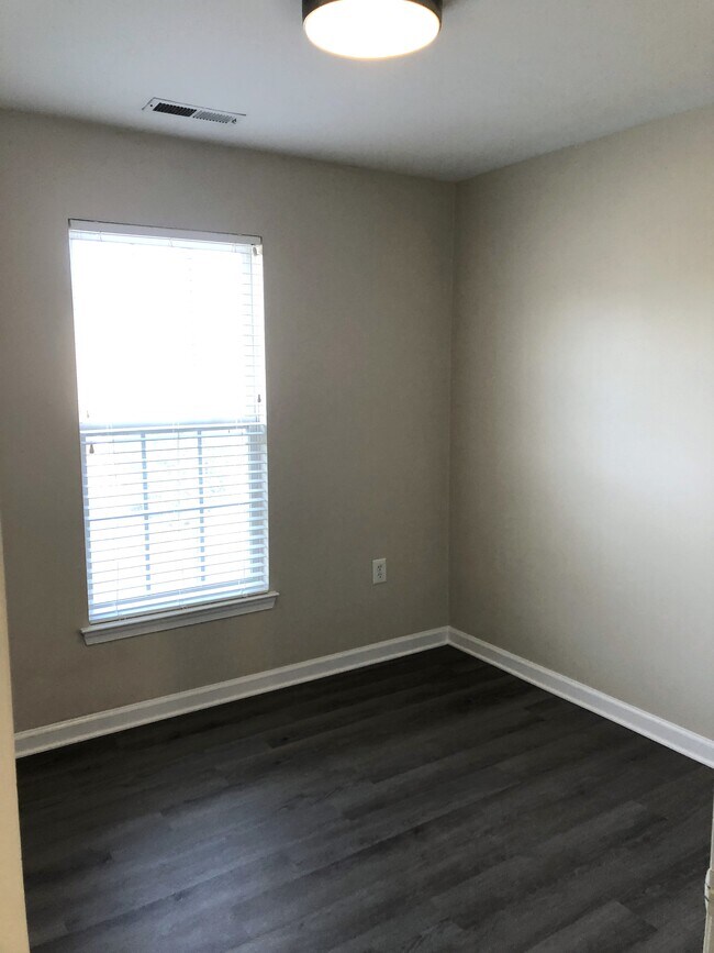 Building Photo - 1001 Meadow View Dr