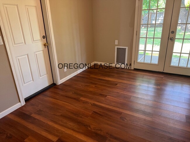 Building Photo - Large 5 bedroom North Eugene Home with lar...