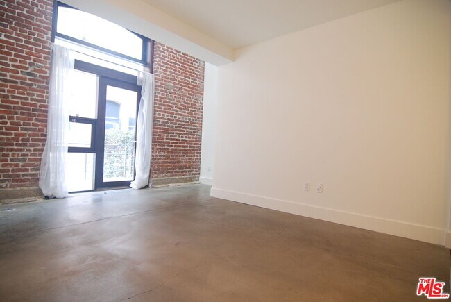 Building Photo - 940 E 2nd St