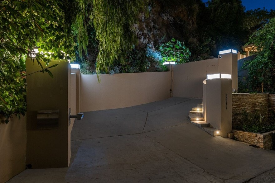 Building Photo - 8825 Hollywood Blvd