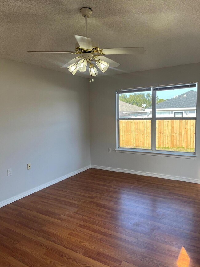 Building Photo - 5574 Huntleigh Pl