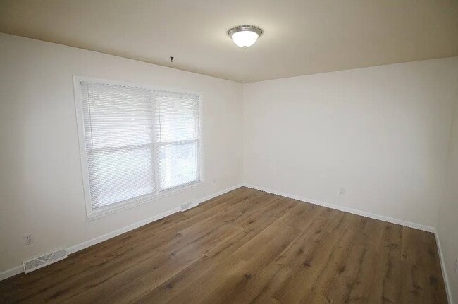 Building Photo - 904 N Duchesne Dr
