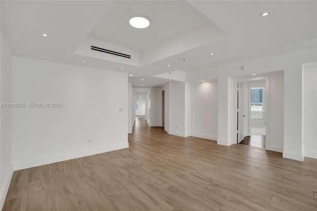 Building Photo - 848 Brickell Key Dr