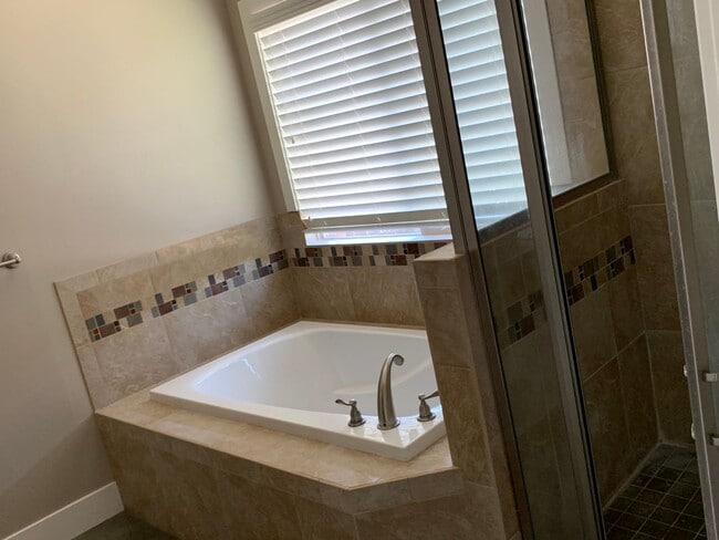 Building Photo - Beautiful home in very desirable neighborhood