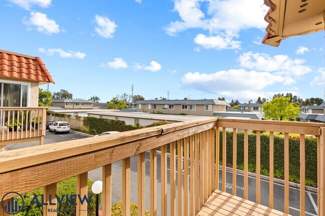 Building Photo - Renovated 2 Bedroom, 1 Bathroom Available ...