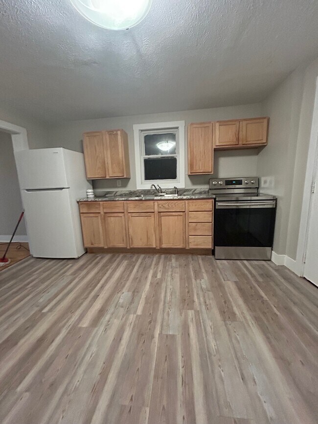 Building Photo - 129 Meachem Ave